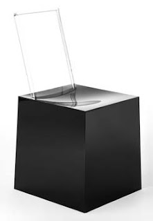 Seduta in plastica Miss Less ideata da Philippe Starck e Eugeni Quitllet per Kartell