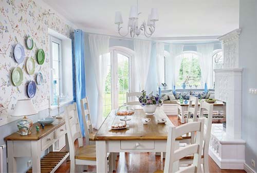 Vista della zona pranzo di una casa arredata con tre diversi stili: inglese, scandinavo e americano