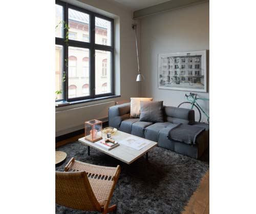 Salotto con ampia vetrata - esempi stile industriale
