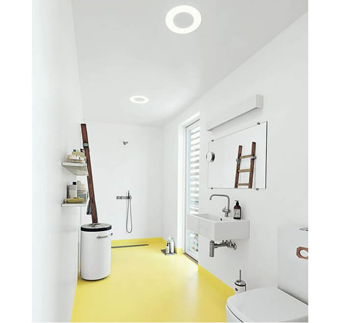 Esempio di luce led integrata nel soffitto per illuminare un bagno di colore bianco con pavimento giallo
