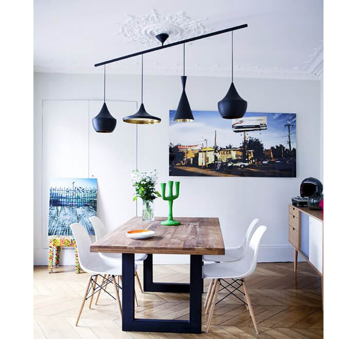 Combinazione di lampade a sospensione diverse per illuminare tavolo cucina