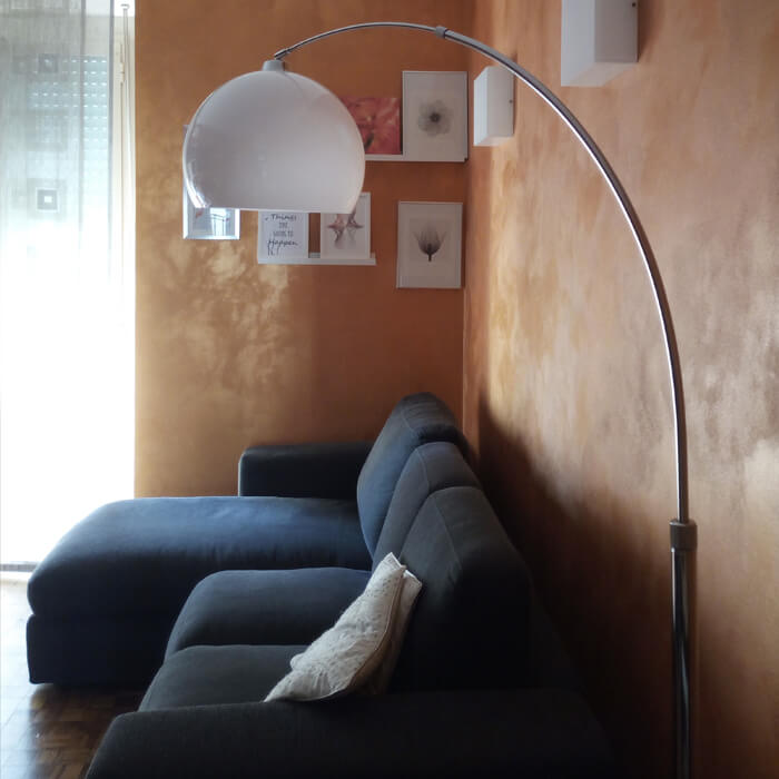 Fjella arch lamp that illuminates the living room sofa