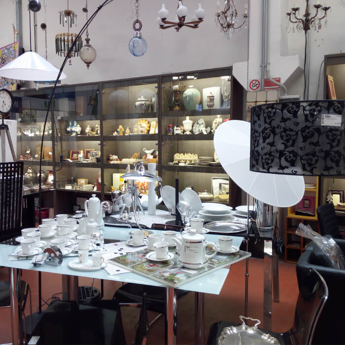 Oggettistica, lampadari e set cucina della sede Mercatopoli di Villa Guardia