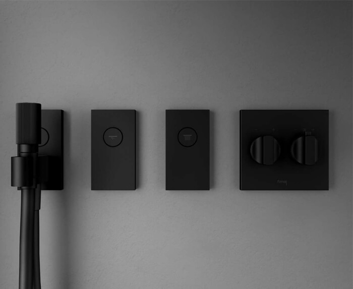 doccetta, tubo Kneipp, getti laterali, bocca a parete e pulsante on/off sistema doccia Switch